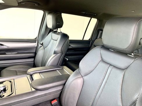 Used 2025 Jeep Wagoneer Series II w/ 8-Passenger Seating Package AWD/4WD image 17