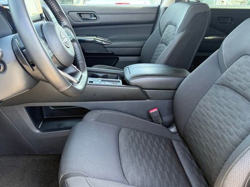 Used 2025 Nissan Pathfinder SV image 9