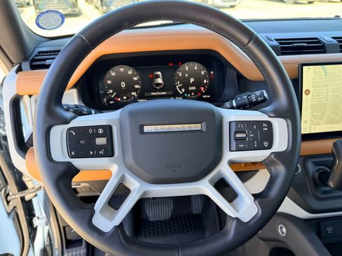 Used 2024 Land Rover Defender 110 SE image 30