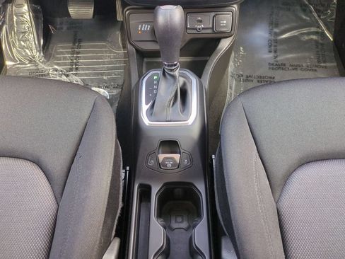 Used 2023 Jeep Renegade Latitude AWD/4WD image 17