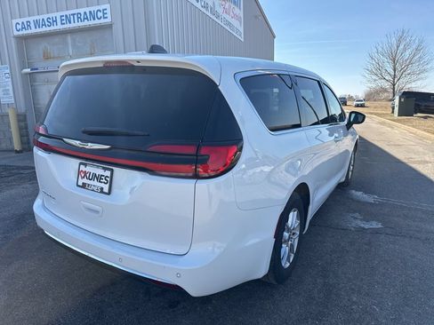 Used 2023 Chrysler Pacifica Touring-L FWD image 5