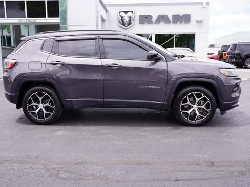 Used 2024 Jeep Compass Limited AWD/4WD image 2