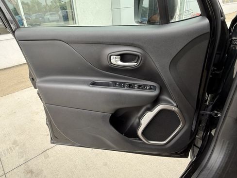 Used 2022 Jeep Renegade Latitude AWD/4WD image 17