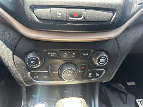 Used 2017 Jeep Cherokee Latitude w/ Safety/Convenience Group AWD/4WD image 11