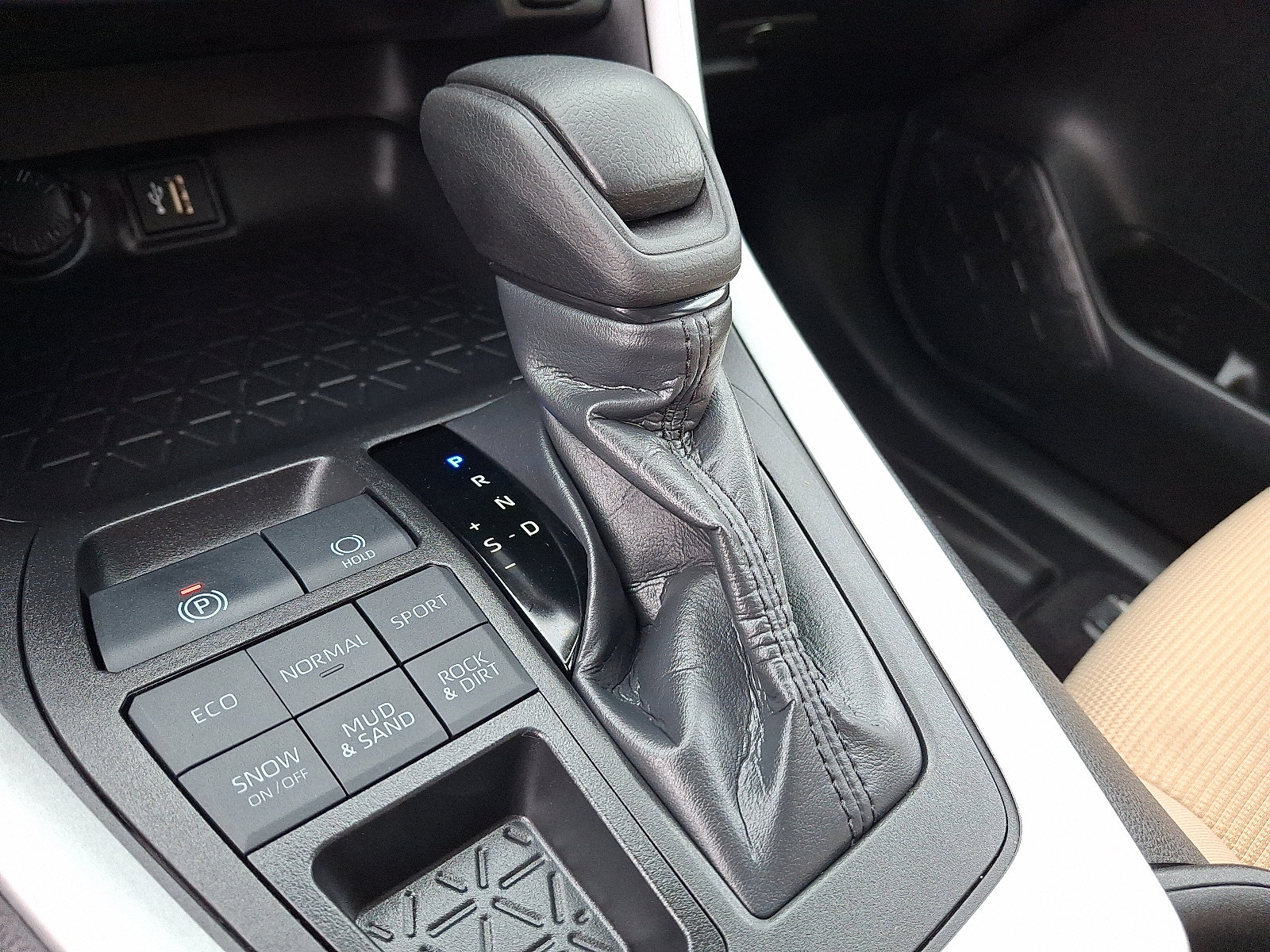 Used 2024 Toyota RAV4 LE AWD/4WD image 15