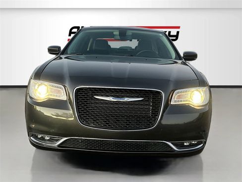 Used 2021 Chrysler 300 Touring L image 2