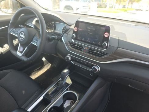 Used 2024 Nissan Altima 2.5 SV image 13