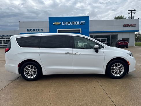 Used 2023 Chrysler Pacifica Touring-L FWD image 2