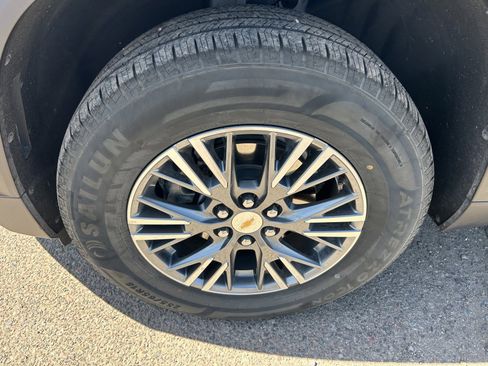 Certified 2025 Chevrolet Traverse LT FWD image 8
