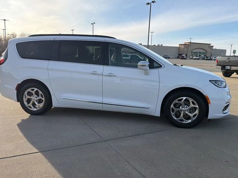 Used 2022 Chrysler Pacifica Limited image 24