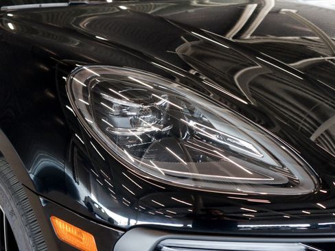 Certified 2025 Porsche Macan image 24