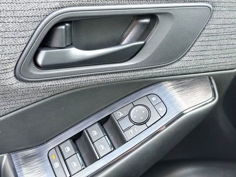 Used 2023 Nissan Rogue S image 26