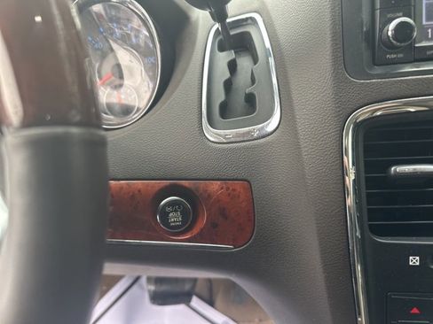 Used 2013 Chrysler Town & Country Limited w/ Luxury Group image 20