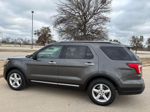 Used 2018 Ford Explorer XLT w/ Equipment Group 201A image 3