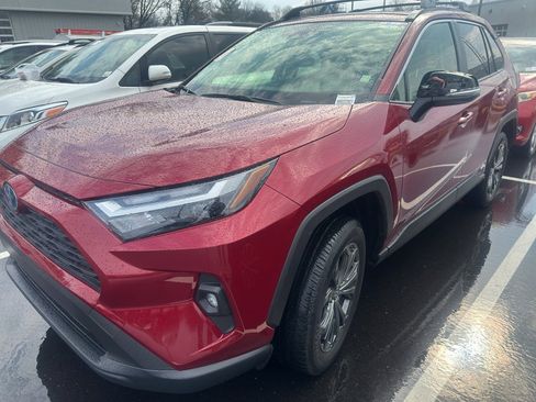 Used 2022 Toyota RAV4 XLE Premium image 3