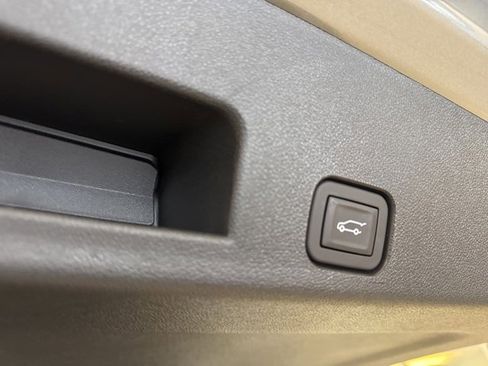 Used 2025 Chevrolet Traverse Z71 image 21