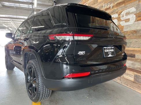 Used 2023 Jeep Grand Cherokee Limited w/ Black Appearance Package AWD/4WD image 21
