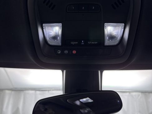 Used 2022 Chevrolet Traverse LT image 24