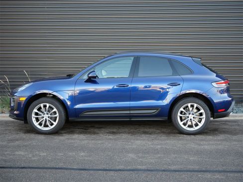Used 2025 Porsche Macan image 2