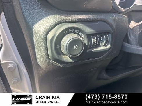 Used 2018 Jeep Wrangler Unlimited Sahara AWD/4WD image 19