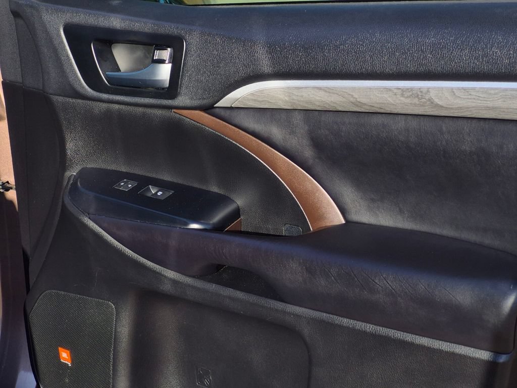 Used 2019 Toyota Highlander Limited FWD image 41