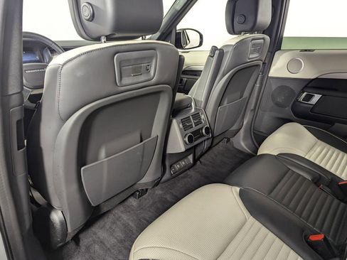 Used 2024 Land Rover Discovery Dynamic SE image 35