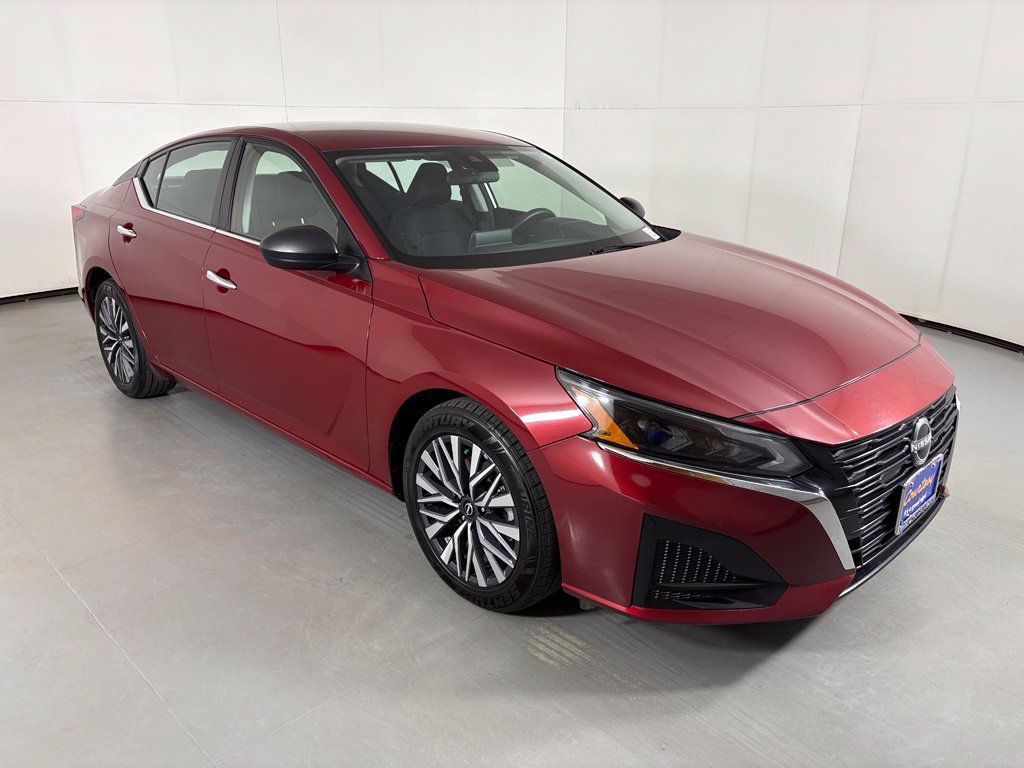 Used 2024 Nissan Altima 2.5 SV FWD image 2