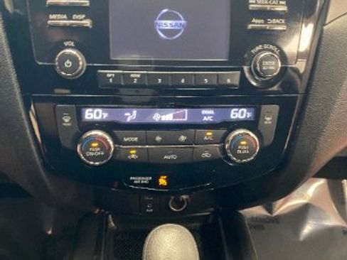 Used 2016 Nissan Rogue SV image 22