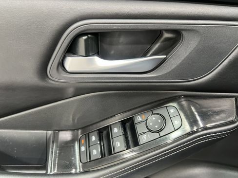 Used 2025 Nissan Rogue SV AWD/4WD image 13