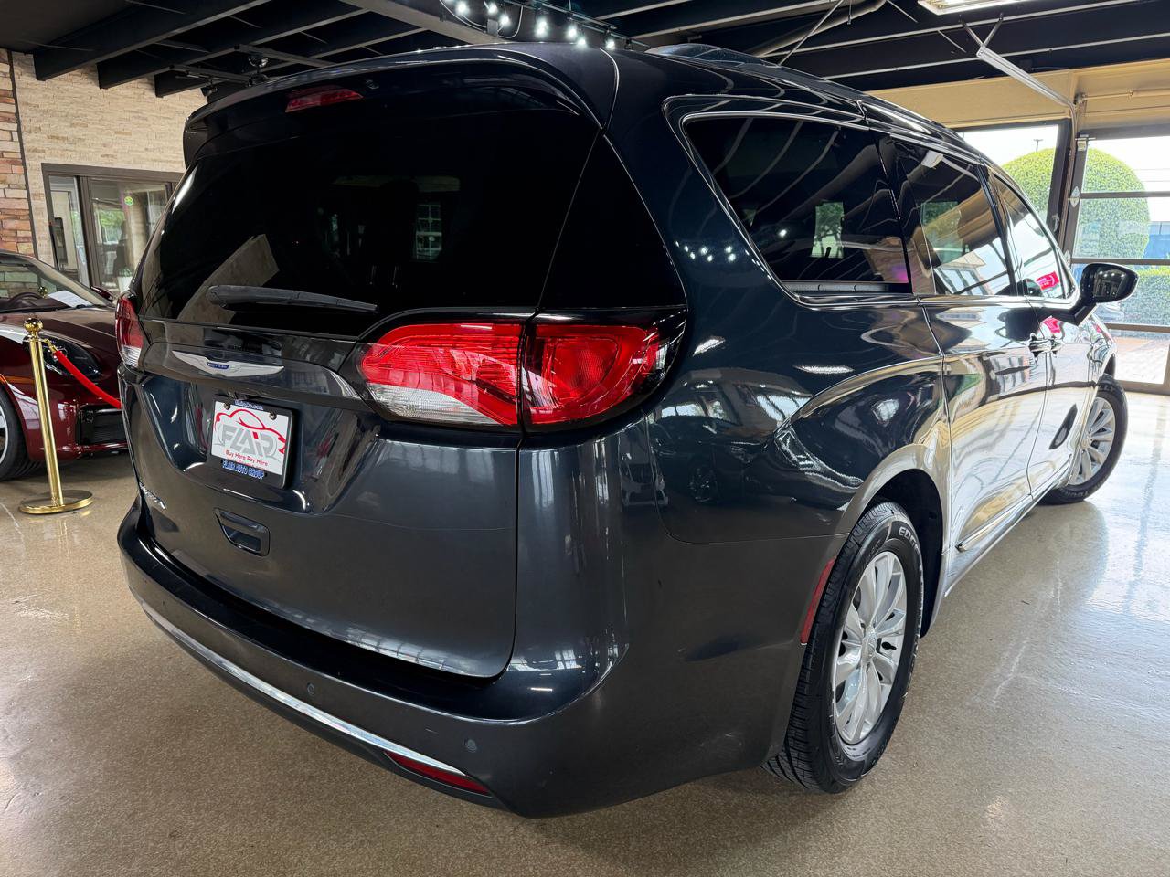 Used 2019 Chrysler Pacifica Touring-L FWD image 7
