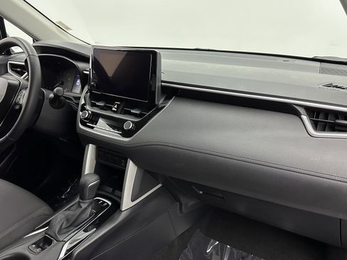 Used 2025 Toyota Corolla Cross LE image 33