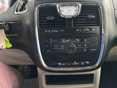 Used 2016 Chrysler Town & Country Touring image 39