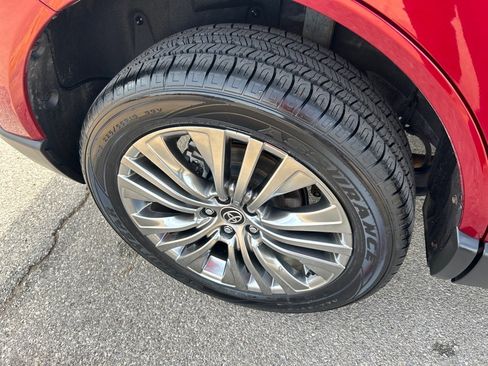 Used 2022 Toyota Venza XLE image 11