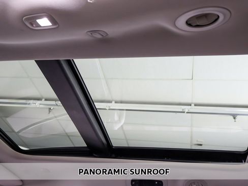 Used 2024 Chrysler Pacifica Limited image 4