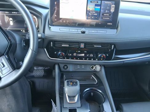 Used 2025 Nissan Rogue SL w/ SL Premium Package FWD image 22