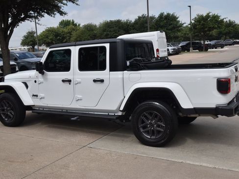 Used 2024 Jeep Gladiator Sport AWD/4WD image 11
