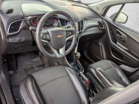 Used 2022 Chevrolet Trax LT w/ LT Convenience Package image 10
