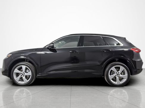 Used 2025 Audi Q5 Premium Plus w/ Premium Plus AWD/4WD image 2