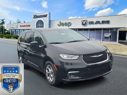Certified 2024 Chrysler Pacifica Limited w/ Uconnect Theater Family Group