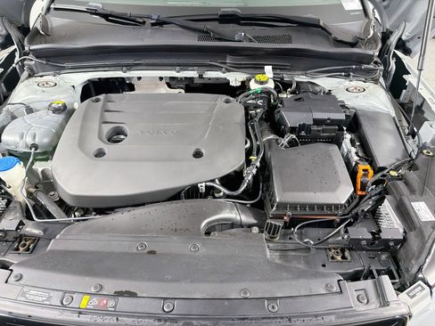 Certified 2024 Volvo XC40 B5 Plus AWD/4WD image 30