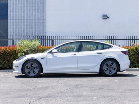 Used 2021 Tesla Model 3 Standard Range Plus RWD image 4