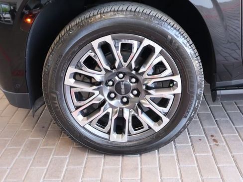 Used 2023 GMC Yukon Denali Ultimate AWD/4WD image 11