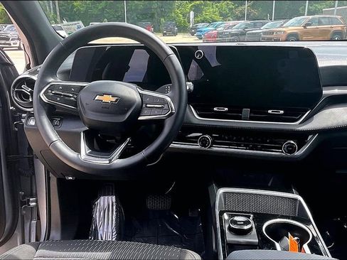 Used 2026 Chevrolet Equinox LT FWD image 3
