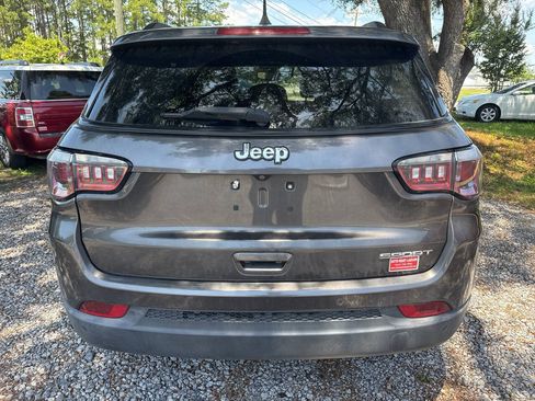 Used 2018 Jeep Compass Sport w/ Tech Group FWD image 4