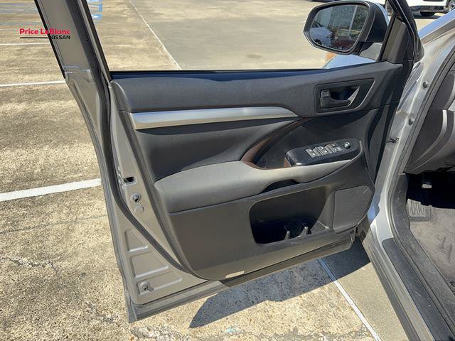 Used 2016 Toyota Highlander LE FWD image 19