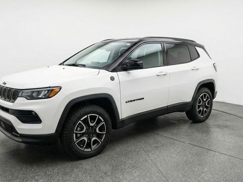 Used 2025 Jeep Compass Trailhawk image 3