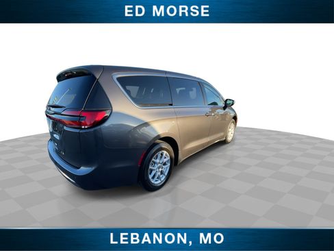 Used 2023 Chrysler Pacifica Touring-L image 8