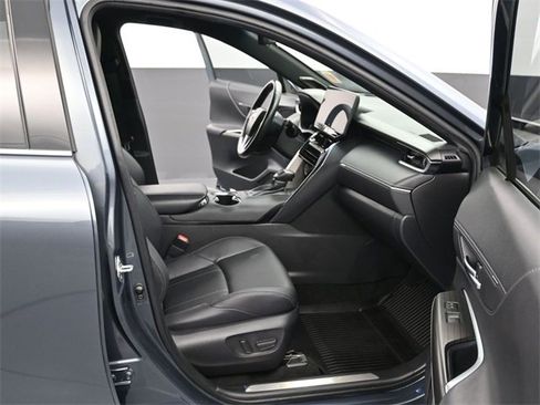 Used 2023 Toyota Venza Limited image 10