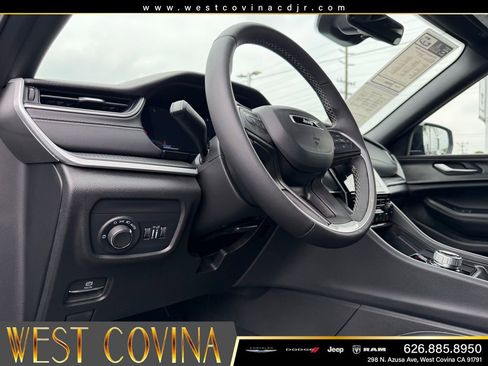 Used 2025 Jeep Grand Cherokee Altitude RWD image 15