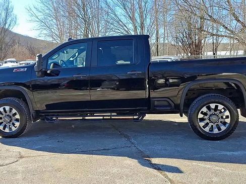 Used 2024 Chevrolet Silverado 2500 Custom w/ Custom Value Package image 5